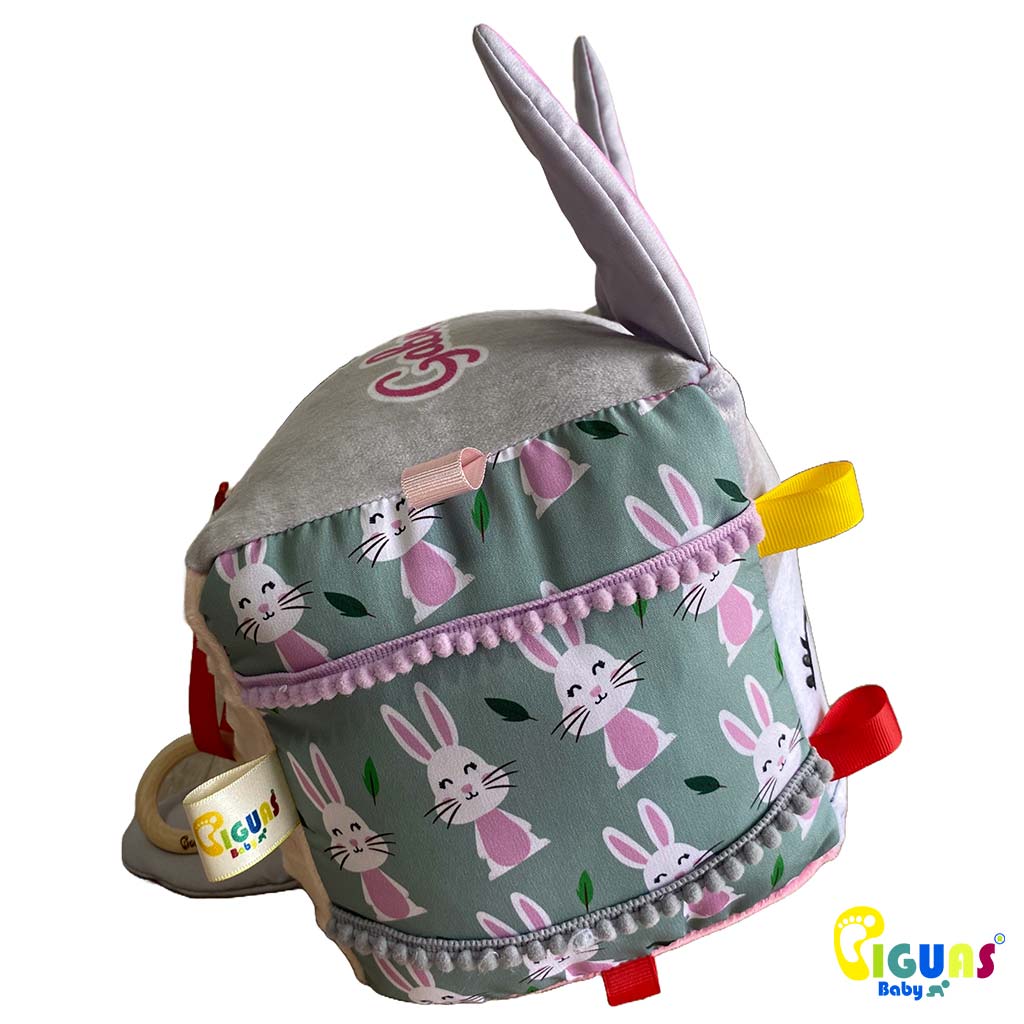 Un cubo sensorial para bebés con la cara de un conejo aventurero, perfecto para estimular la vista, la audición y el tacto de tu bebé.