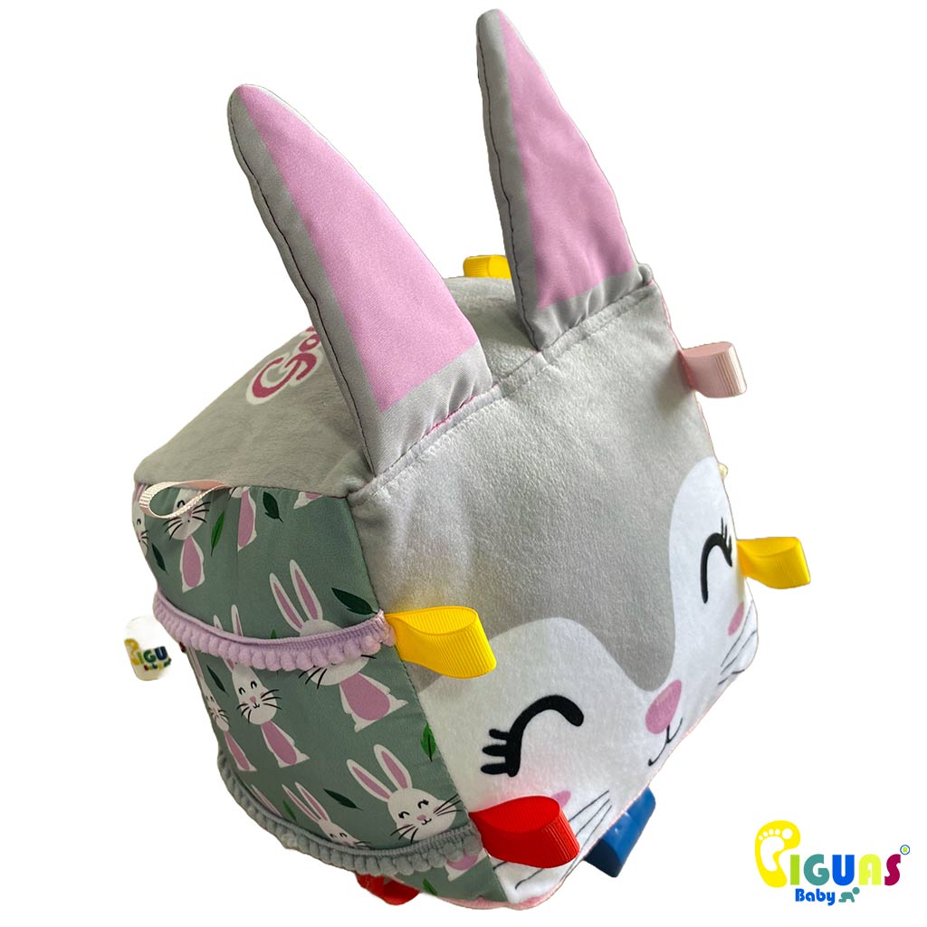 Un cubo sensorial papa bebés con la cara de un conejo curioso, con texturas suaves y llamativas, perfecto para estimular el tacto y la vista de tu pequeño