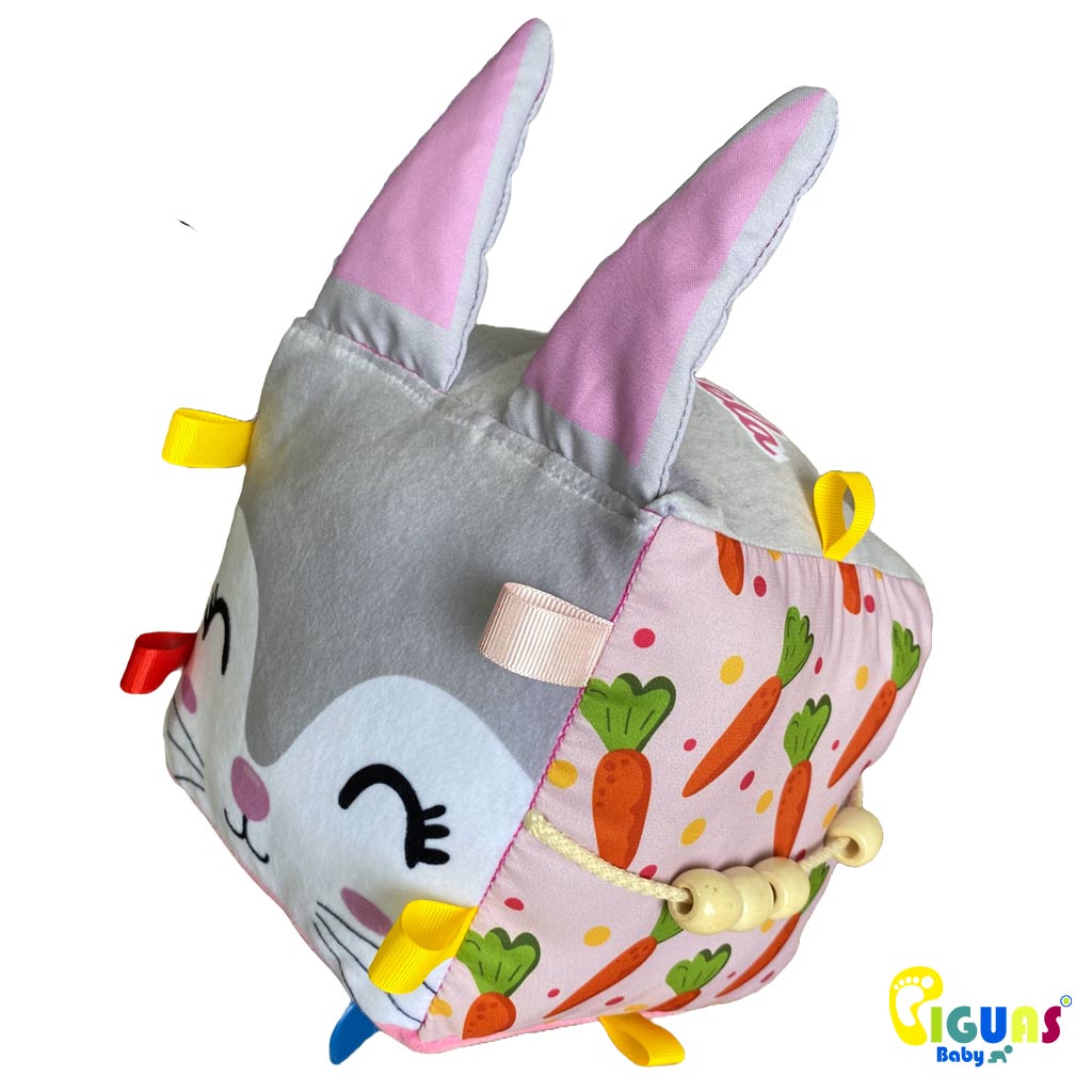 Un cubo sensorial con la cara de un conejo juguetón, perfecto para que tu bebé desarrolle sus habilidades jugando.