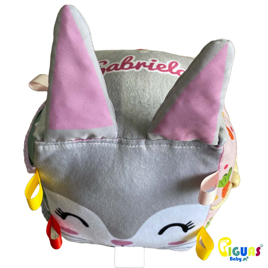Nuestro cubo sensorial para bebés es el juguete personalizado con el nombre de tu bebé, diseñado para estimular los sentidos y desarrollar habilidades en tu pequeño.