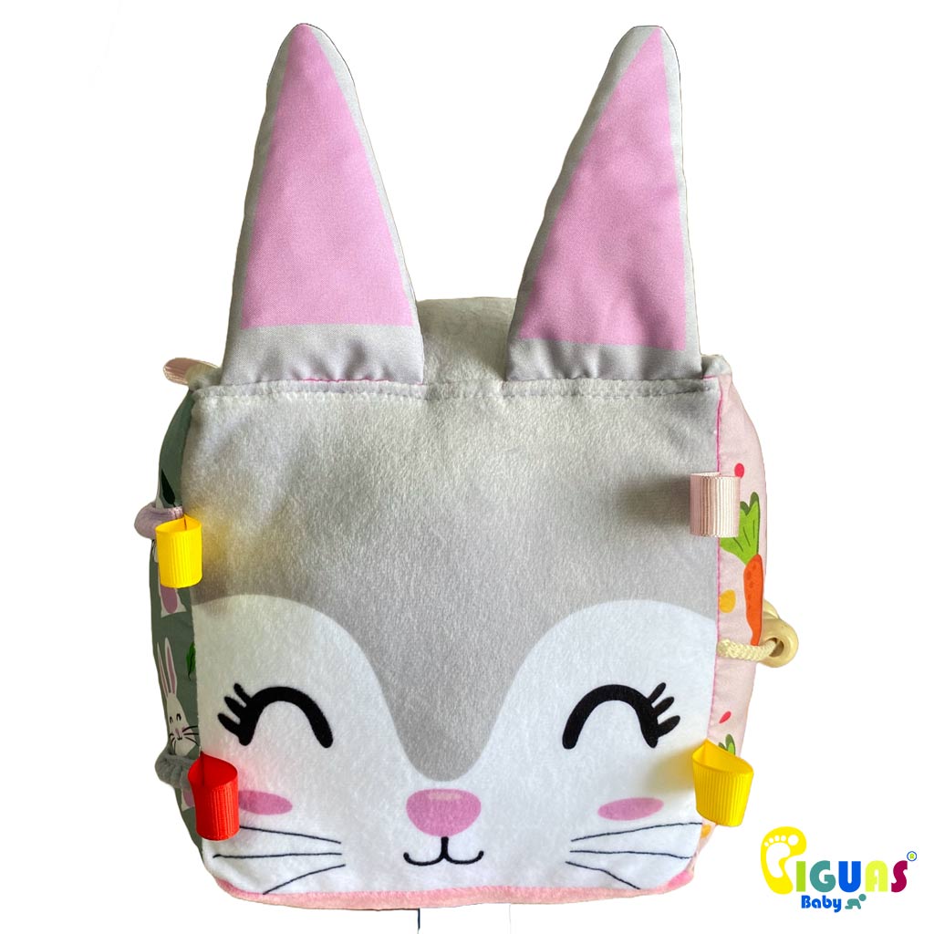 Un cubo sensorial para bebés con la cara del conejo mas tierno, perfecto para estimular la atención de tu pequeño y ser su primer animalito.