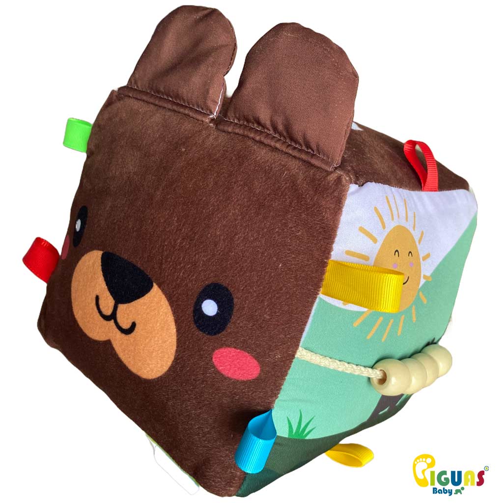 Un cubo sensorial con la cara de un osito juguetón, perfecto para que tu bebé desarrolle sus habilidades jugando.