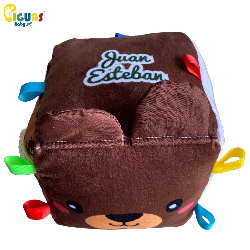 Nuestro cubo sensorial para bebés es el juguete personalizado con el nombre de tu bebé, diseñado para estimular los sentidos y desarrollar habilidades en tu pequeño.