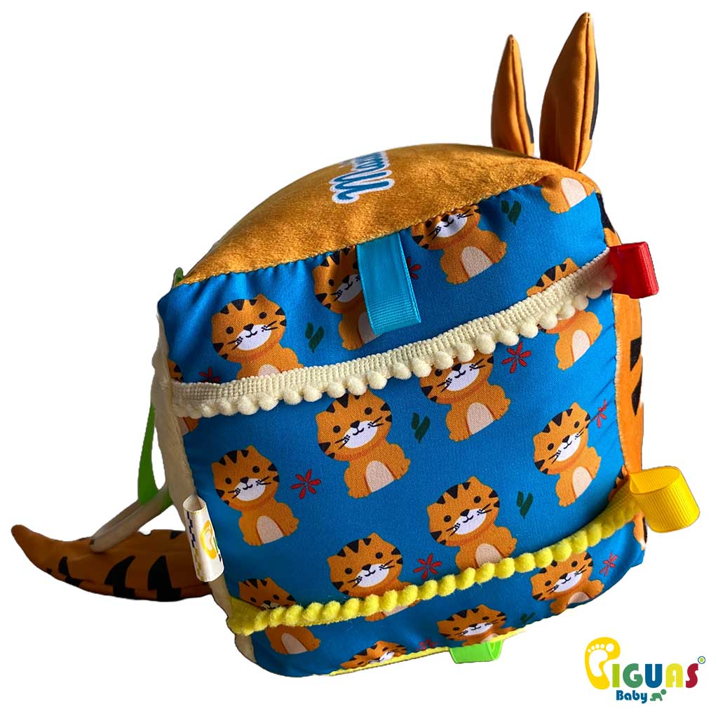 Un cubo sensorial para bebés con la cara de un tigre aventurero, perfecto para estimular la vista, la audición y el tacto de tu bebé.