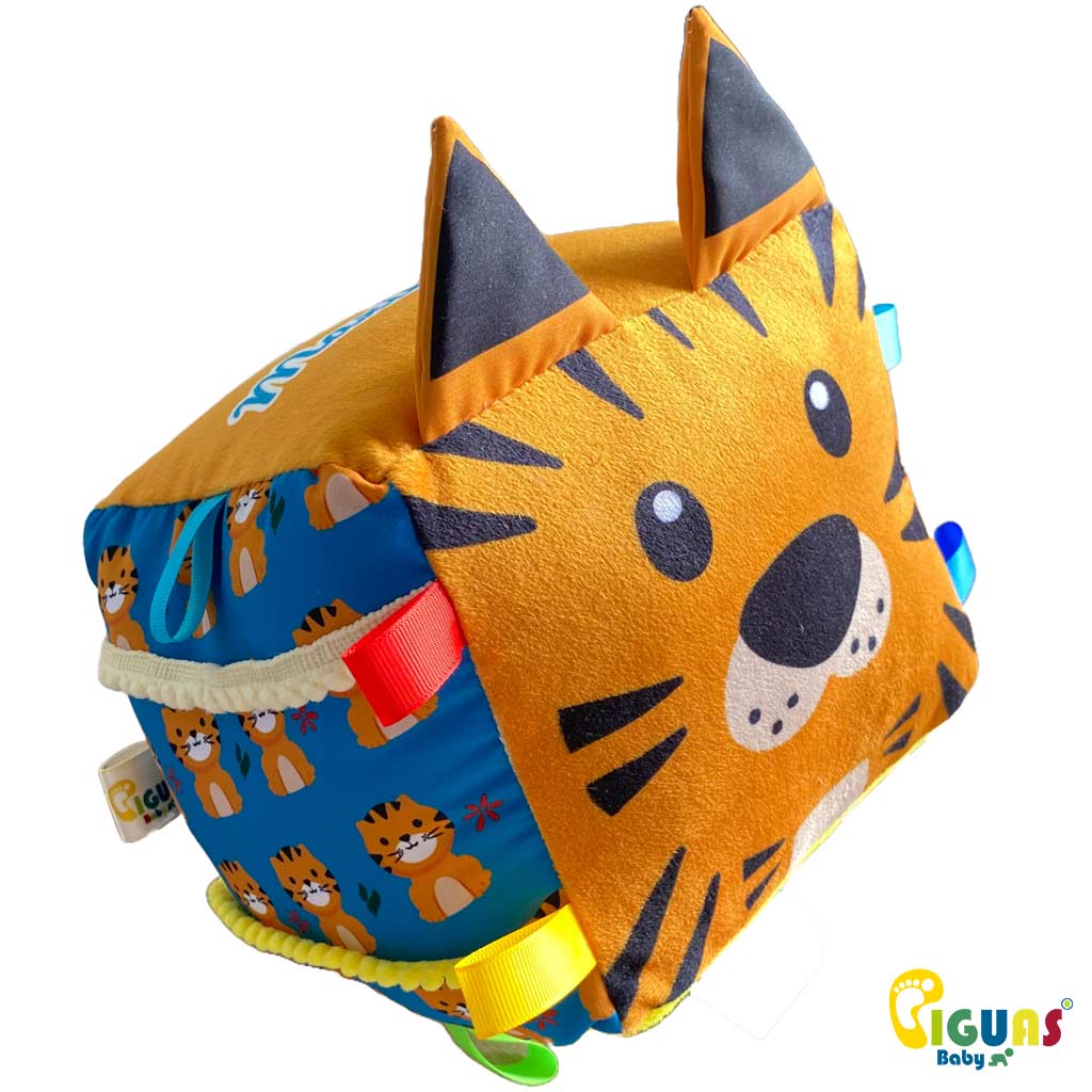 Un cubo sensorial para bebés con la cara de un tigre curioso, con texturas suaves y llamativas, perfecto para estimular el tacto y la vista de tu pequeño
