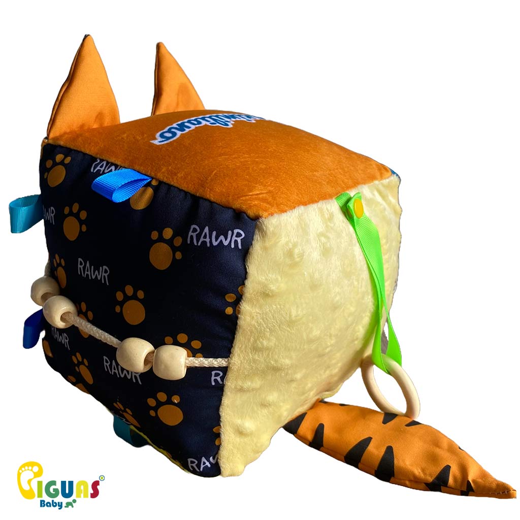 Cubo sensorial con la cara del tigre mas inteligente que emite sonidos al agitarlo, al ser sonajero, y al agarrar sus orejas, al estar hechas con papel crujiente, ideal para el desarrollo auditivo del bebé.