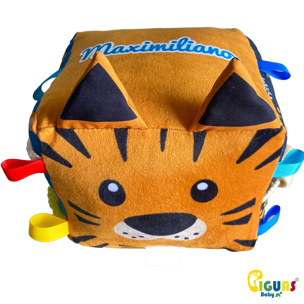 Nuestro cubo sensorial para bebés es el juguete personalizado con el nombre de tu bebé, diseñado para estimular los sentidos y desarrollar habilidades en tu pequeño