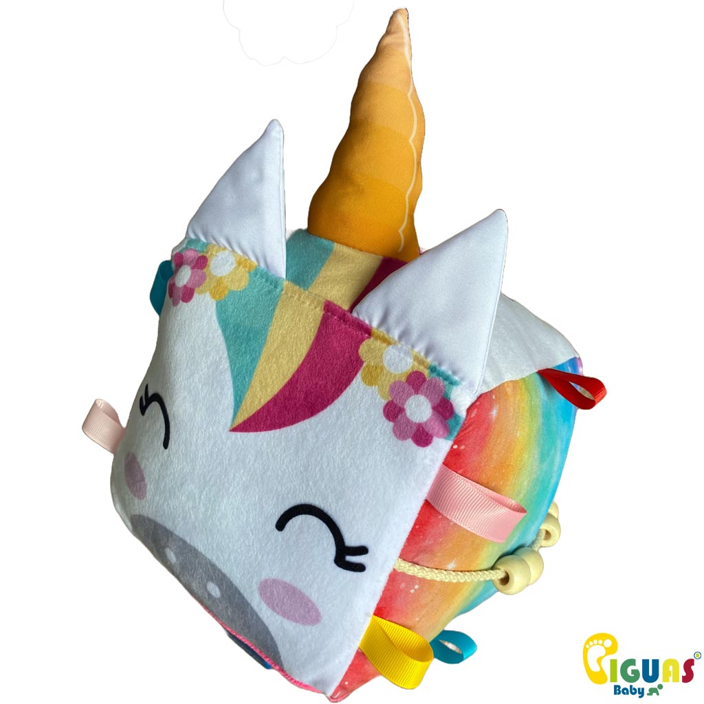 Un cubo sensorial con la cara de un unicornio juguetón, perfecto para que tu bebé desarrolle sus habilidades jugando.