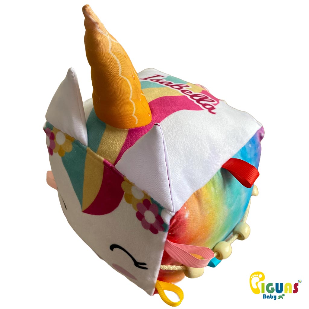 Nuestro cubo sensorial para bebés es el juguete personalizado con el nombre de tu bebé, diseñado para estimular los sentidos y desarrollar habilidades en tu pequeño.