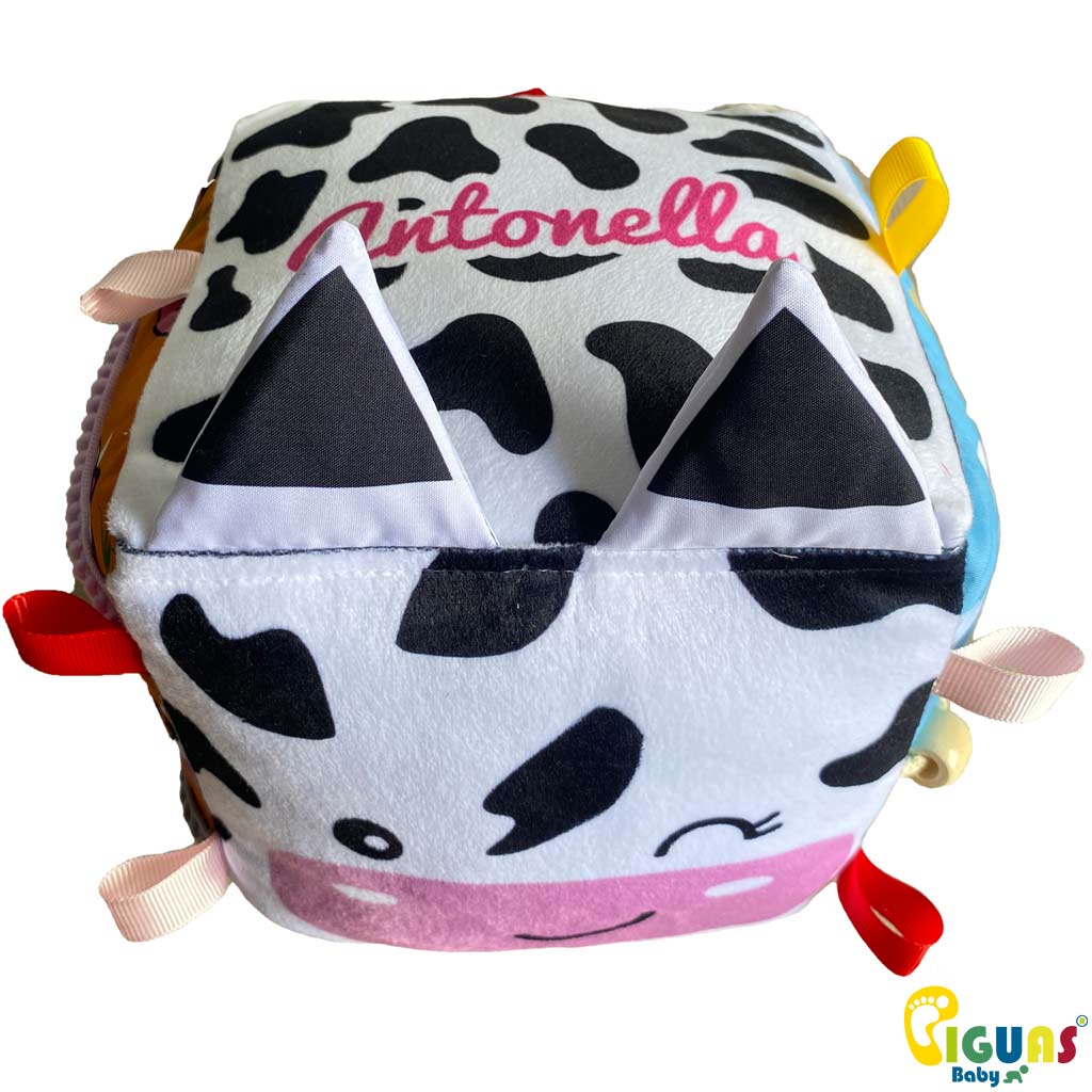 Nuestro cubo sensorial para bebés es el juguete personalizado con el nombre de tu bebé, diseñado para estimular los sentidos y desarrollar habilidades en tu pequeño.