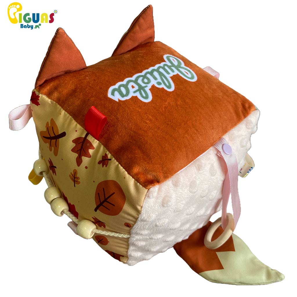 Cubo sensorial con la cara del conejo mas inteligente que emite sonidos al agitarlo, al ser sonajero, y al agarrar sus orejas, al estar hechas con papel crujiente, ideal para el desarrollo auditivo del bebé.