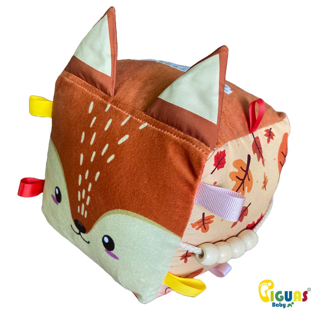 Un cubo sensorial con la cara de un zorro juguetón, perfecto para que tu bebé desarrolle sus habilidades jugando.