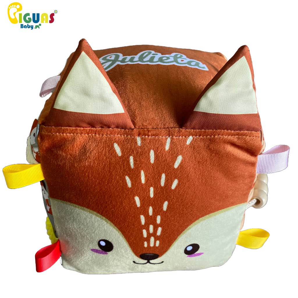 Nuestro cubo sensorial para bebés es el juguete personalizado con el nombre de tu bebé, diseñado para estimular los sentidos y desarrollar habilidades en tu pequeño.