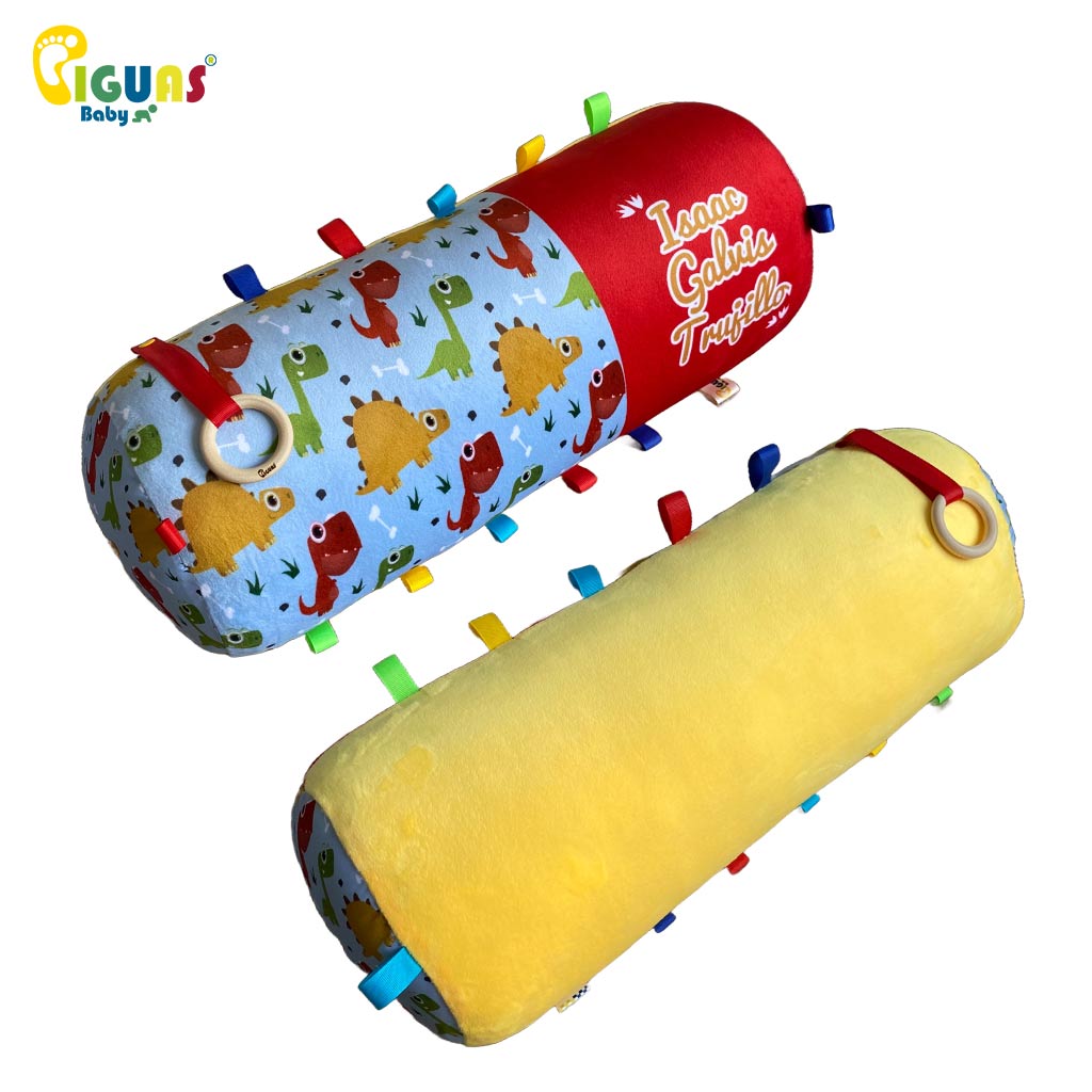 Desarrolla los sentidos de tu bebé: Rollo de gateo con Dinosaurios, texturas variadas, etiquetas de colores y mordedor de madera para una experiencia sensorial completa.