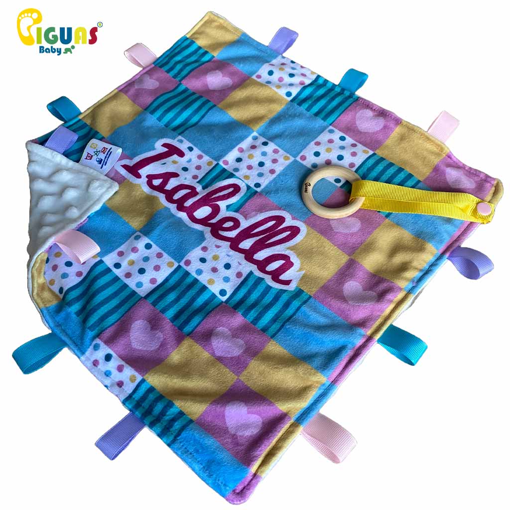 Mantita de apego para bebés con múltiples texturas y colores.