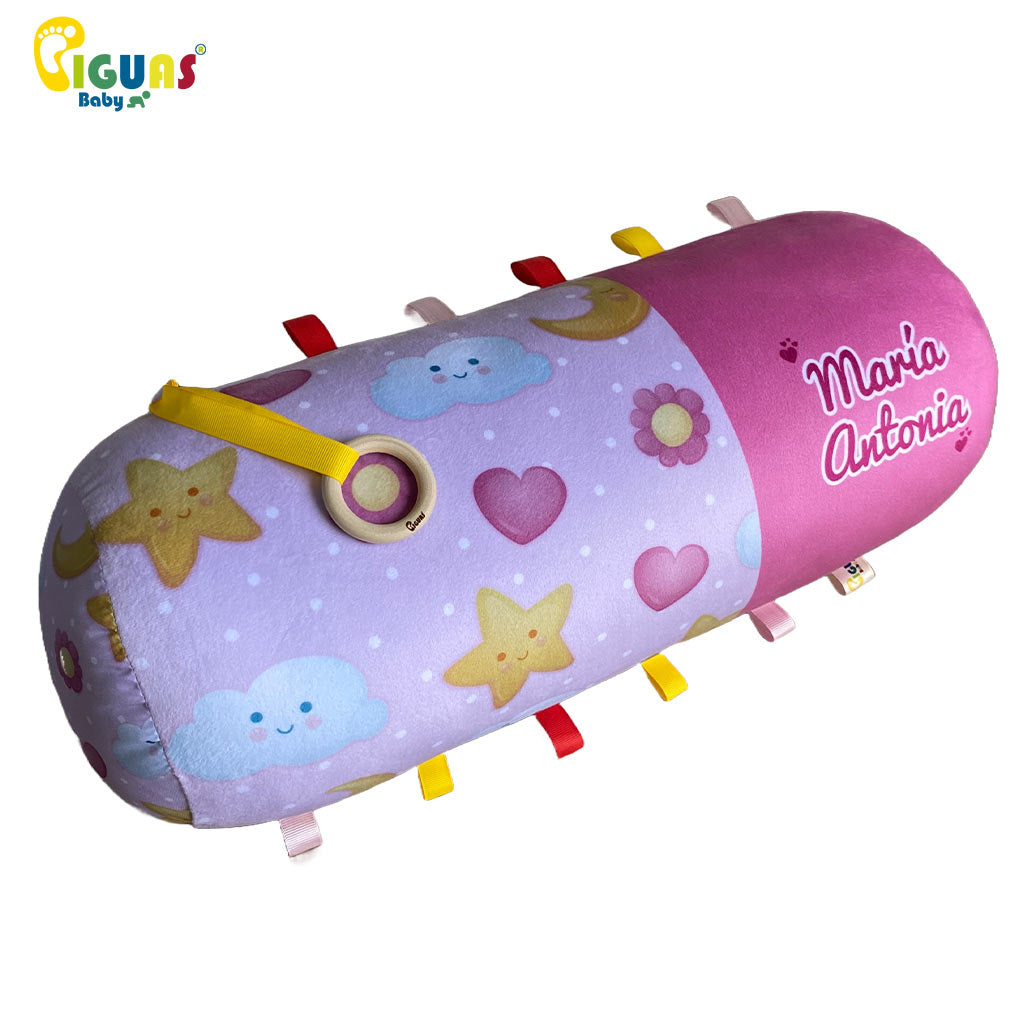 Rollo de gateo infantil personalizado con estampado de estrellas, lunas y flores en tonos rosados. Ideal para estimular los sentidos del bebé y fomentar su desarrollo cognitivo.