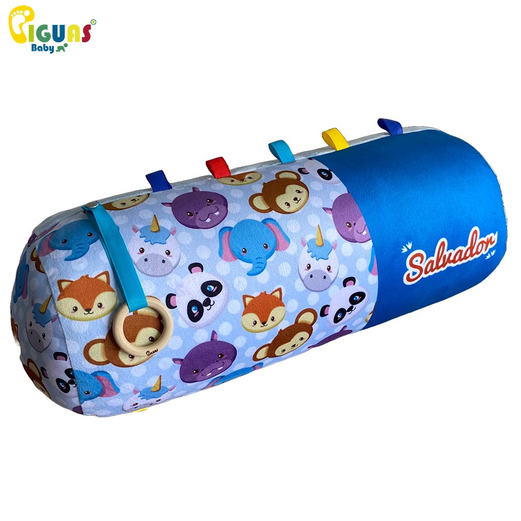 ¡A explorar la selva! Rollo de gateo con diseños coloridos de animales exóticos, perfecto para estimular la imaginación y el juego simbólico del bebé. Incluye etiquetas de colores y un mordedor de madera natural para la dentición.
