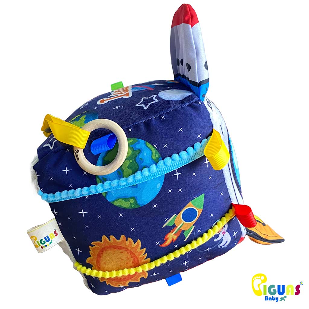 Un cubo sensorial para bebés con la  forma de un Rocket  aventurero, perfecto para estimular la vista, la audición y el tacto de tu bebé. 