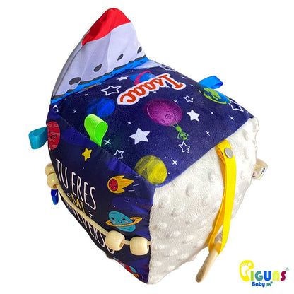 Cubo sensorial con forma de Rocket inteligente que emite sonidos al agitarlo, al ser sonajero, y al agarrar sus orejas, al estar hechas con papel crujiente, ideal para el desarrollo auditivo del bebé. 