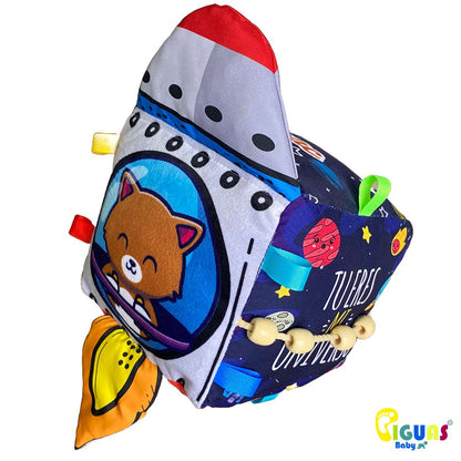 Un cubo sensorial con la cara de un Rocket juguetón, perfecto para que tu bebé desarrolle sus habilidades jugando.