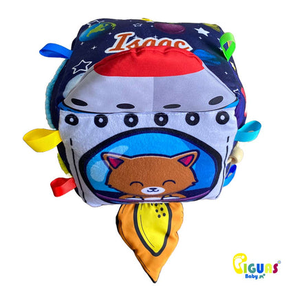 Nuestro cubo sensorial para bebés es el juguete personalizado con el nombre de tu bebé, diseñado para estimular los sentidos y desarrollar habilidades en tu pequeño
