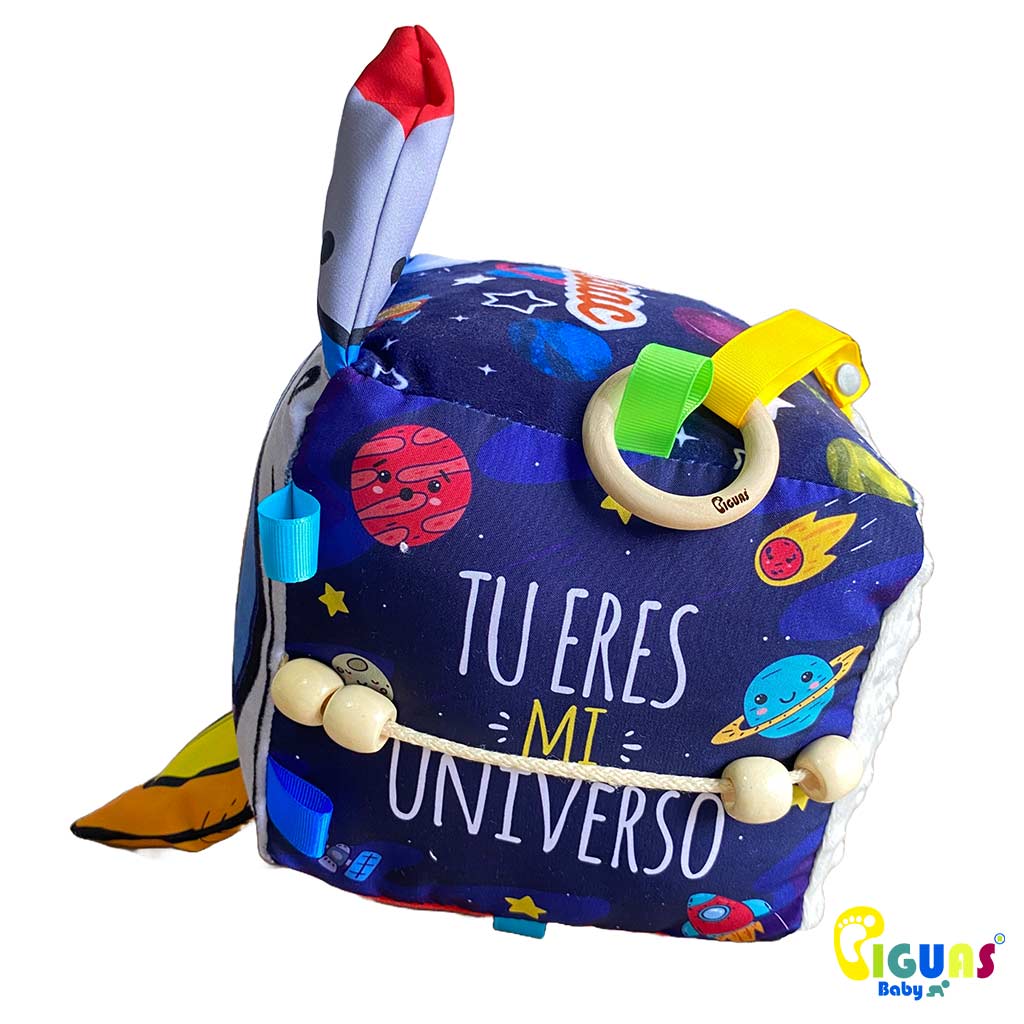Un cubo sensorial para bebés que fomenta el desarrollo de habilidades cognitivas y motoras, como la percepción,  la coordinación mano-ojo y el juego. 