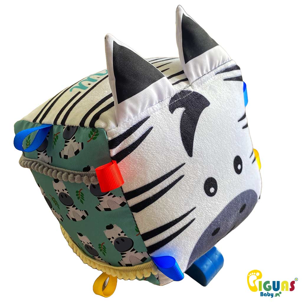 Un cubo sensorial papa bebés con la cara de una cebra curiosa, con texturas suaves y llamativas , perfecto para estimular el tacto y la vista de tu pequeño