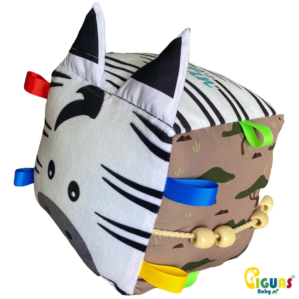 Un cubo sensorial con la cara de una cebra juguetona, perfecto para que tu bebé desarrolle sus habilidades jugando.