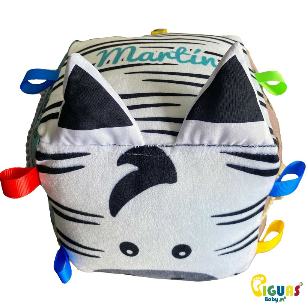 Nuestro cubo sensorial para bebés es el juguete personalizado con el nombre de tu bebé, diseñado para estimular los sentidos y desarrollar habilidades en tu pequeño.Nuestro cubo sensorial para bebés es el juguete personalizado con el nombre de tu bebé, diseñado para estimular los sentidos y desarrollar habilidades en tu pequeño.