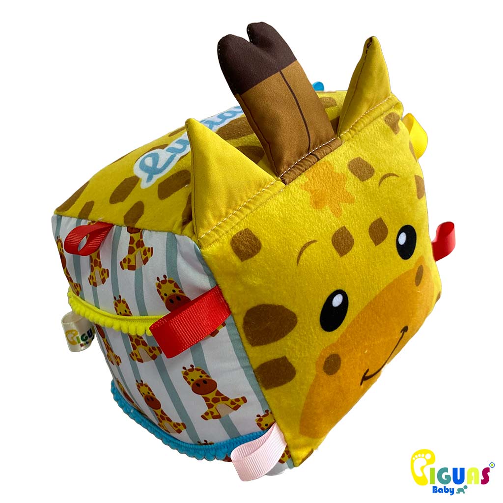 Un cubo sensorial papa bebés con la cara de una jirafa curiosa, con texturas suaves y llamativas, perfecto para estimular el tacto y la vista de tu pequeño