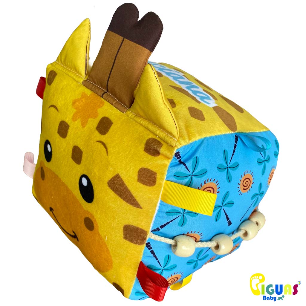 Un cubo sensorial con la cara de una jirafa juguetona, perfecto para que tu bebé desarrolle sus habilidades jugando.