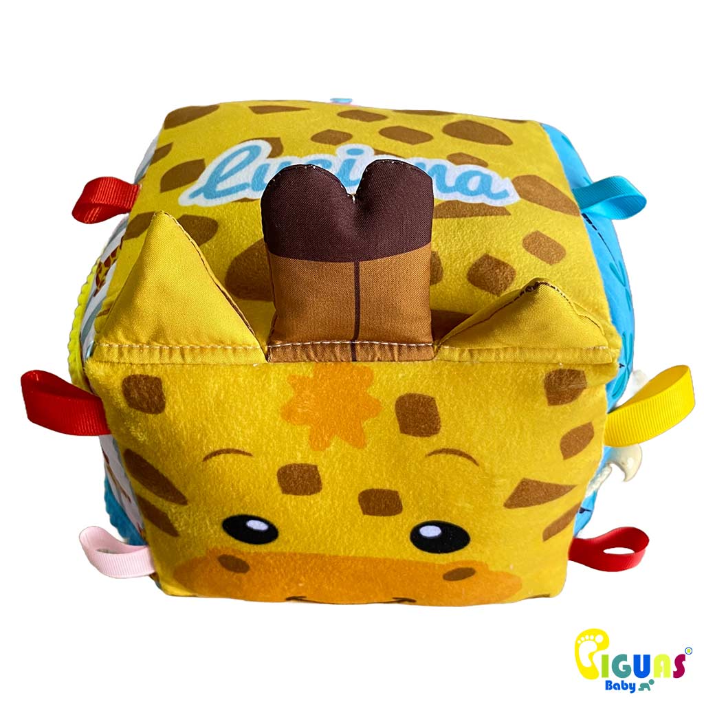 Nuestro cubo sensorial para bebés es el juguete personalizado con el nombre de tu bebé, diseñado para estimular los sentidos y desarrollar habilidades en tu pequeño.