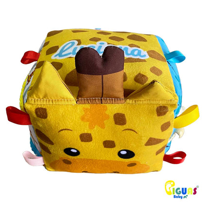 Nuestro cubo sensorial para bebés es el juguete personalizado con el nombre de tu bebé, diseñado para estimular los sentidos y desarrollar habilidades en tu pequeño.