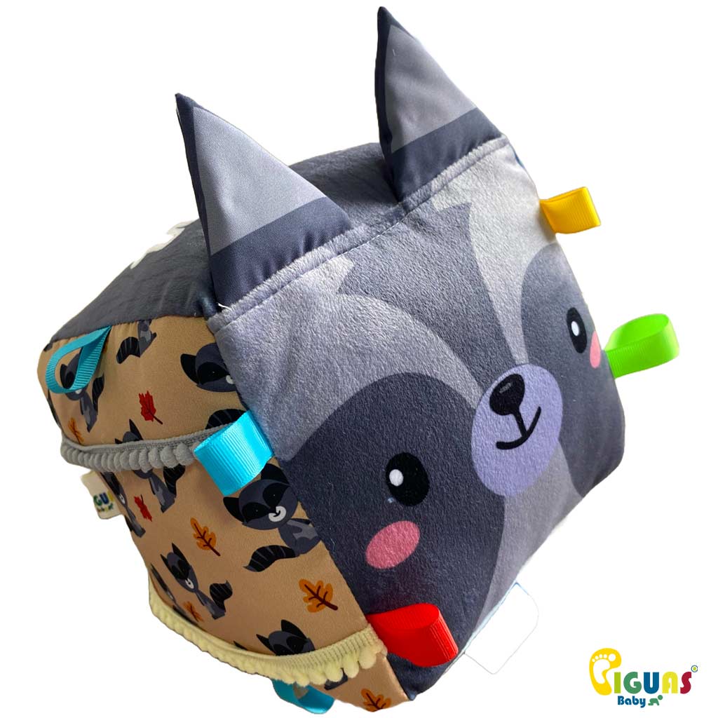 Un cubo sensorial para bebés con la cara de una cebra curiosa, con texturas suaves y llamativas, perfecto para estimular el tacto y la vista de tu pequeño