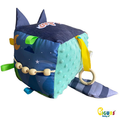Cubo sensorial con forma cara del mapache más inteligente que emite sonidos al agitarlo al ser sonajero, y al agarrar sus orejas, al estar hechas con papel crujiente; ideal para el desarrollo auditivo del bebé. 