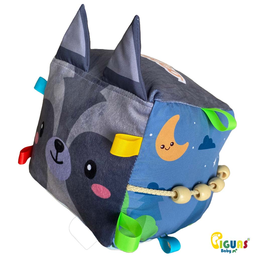 Un cubo sensorial con la cara de un mapache juguetón, perfecto para que tu bebé desarrolle sus habilidades jugando.