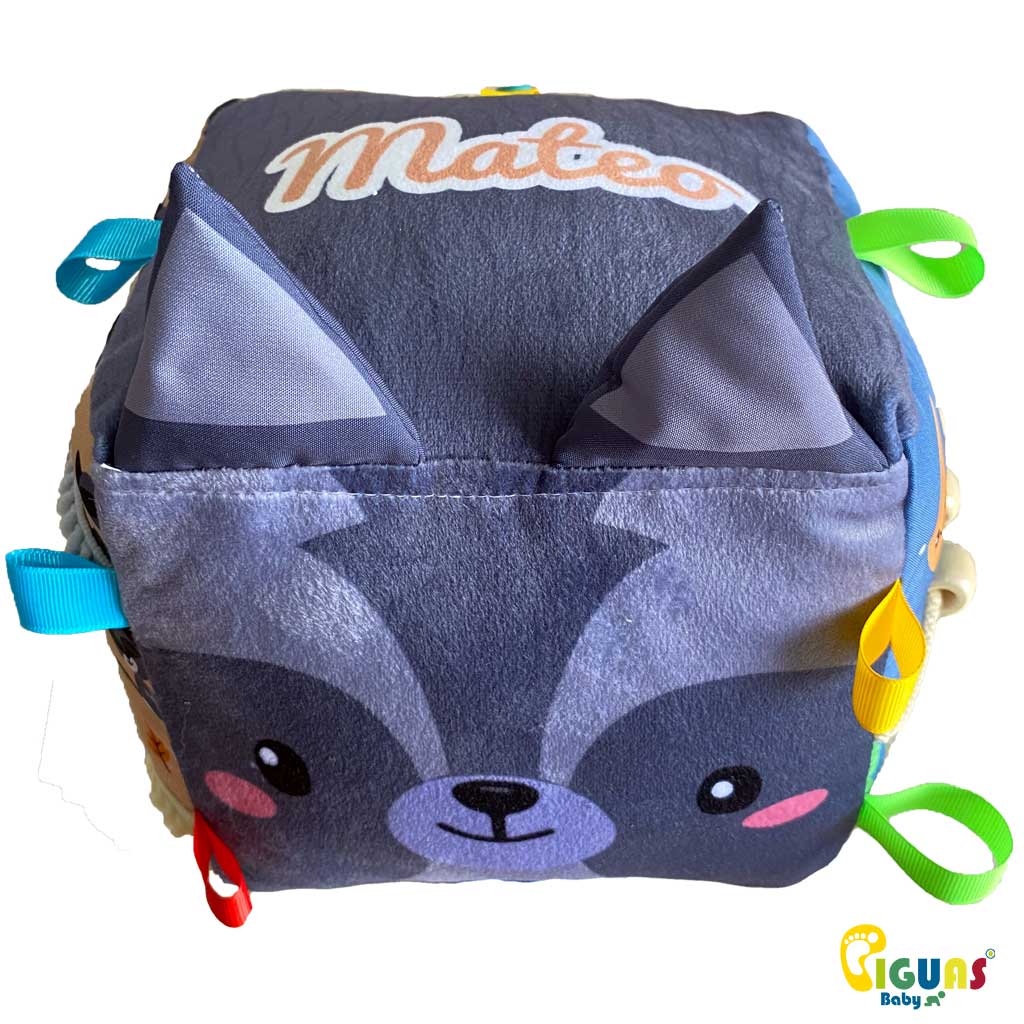 Nuestro cubo sensorial para bebés es el juguete personalizado con el nombre de tu bebé, diseñado para estimular los sentidos y desarrollar habilidades en tu pequeño.