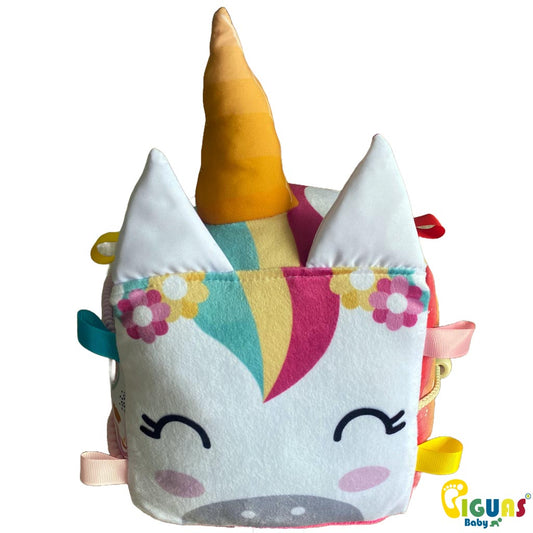 Un cubo sensorial para bebés con la cara de un unicornio feliz, perfecto para estimular la atención de tu pequeño y ser su primer animalito.