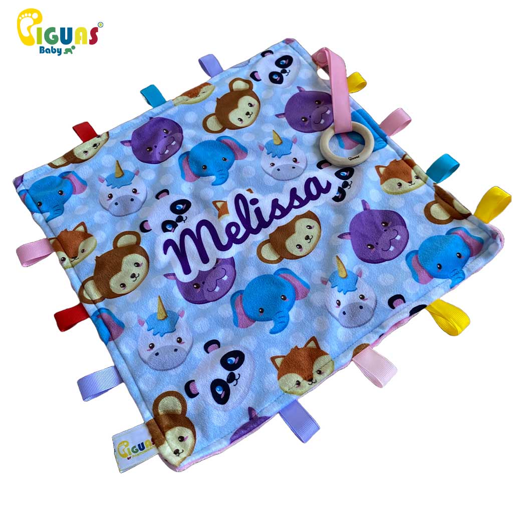 Desarrolla la percepción visual y táctil, gracias a sus etiquetas de colores.