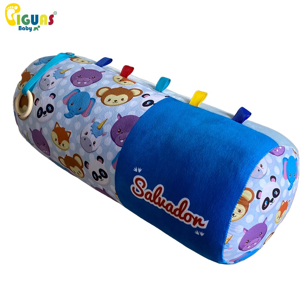 Rollo de gateo con diseños de animales de la selva, ideal para estimular los sentidos del bebé. Personalizable con el nombre del bebé y etiquetas de colores vibrantes. Incluye un mordedor de madera natural para la dentición.