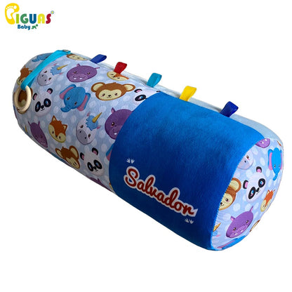 Rollo de gateo con diseños de animales de la selva, ideal para estimular los sentidos del bebé. Personalizable con el nombre del bebé y etiquetas de colores vibrantes. Incluye un mordedor de madera natural para la dentición.