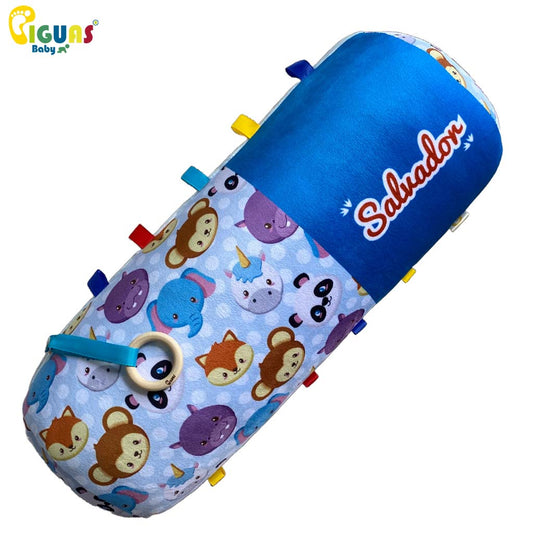 Sorprende a los nuevos padres con este hermoso rollo de gateo personalizado. Con diseños de animales de la selva, etiquetas de colores y un mordedor de madera natural, es el regalo perfecto para estimular el desarrollo del bebé.