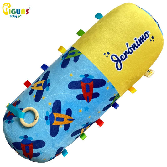 Rollo de gateo infantil personalizado con estampado de aviones coloridos y nombre de tu Bebé. Ideal para estimular los sentidos del bebé y fomentar el desarrollo motor.
