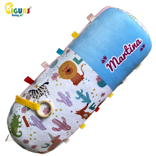 Rollo de gateo con estampado de divertidos animalitos (león, cebra, zorro, unicornio, iguana), etiquetas de colores y mordedor de madera natural. ¡Perfecto para estimular los sentidos del bebé!
